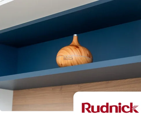 foto de movel azul com logotipo rudinck e1786544830160