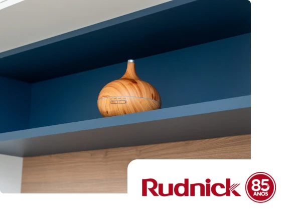 foto de movel azul com logotipo rudinck